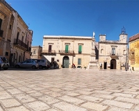 piazzetta-osanna-ciclista-orologio-giurdignano