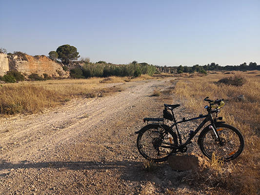 Bicicletta su sentiero sterrato