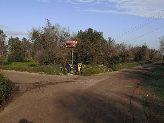 Bivio imbocco alla via francigena nella valle della Cupa