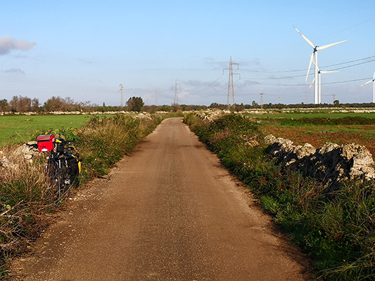 Pale eoliche lungo la via francigena a Surbo