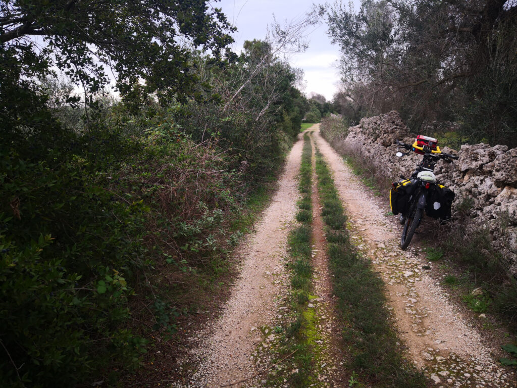 Passaggio gravel in bicicletta nel Salento