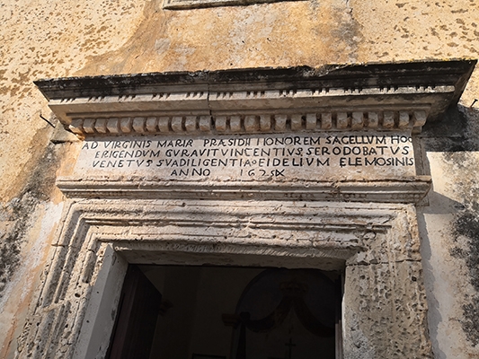 Architrave chiesa rupestre Madonna del Pisello