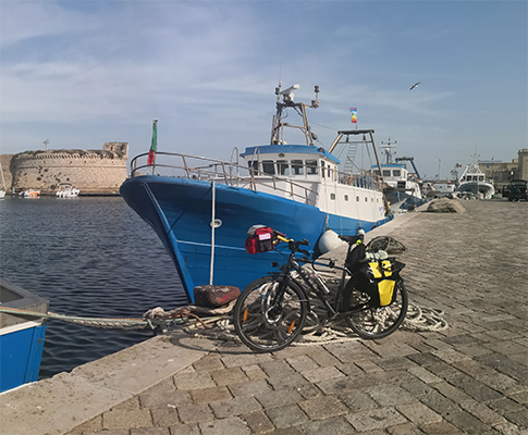 Peschereccio nel porto di Gallipoli