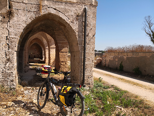 Porticato esterno di una masseria nell'Arneo