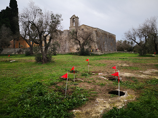 Le bandierine rosse davanti all'Abbazia di San Niceta