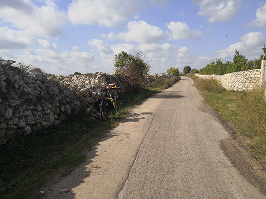 Il silenzio nelle stradine percorse da biciclette