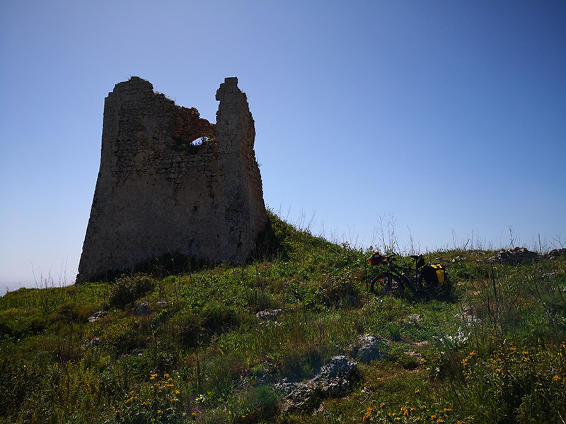 Ai piedi della Torre del Sasso