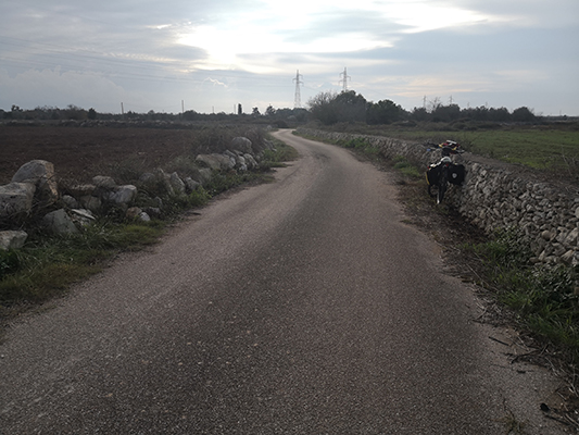 La solitudine delle vie secondarie del Salento in bicicletta