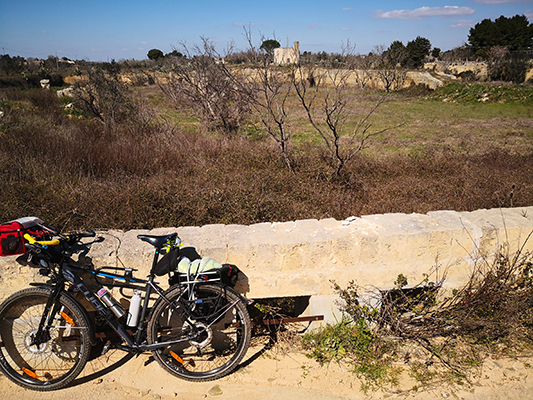 La bicicletta ai margini della cava