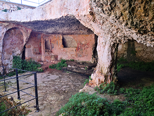 Interno Cripta Santa Apollonia a San Dana