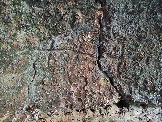 Tre croci bizantine segnate in una grotta