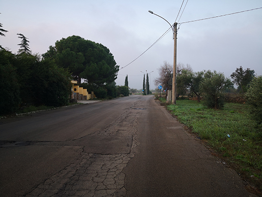 Strada con palo della luce