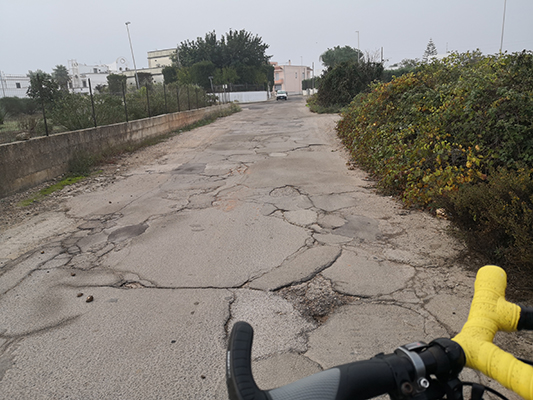 Strada di ingresso a Taviano con bicicletta