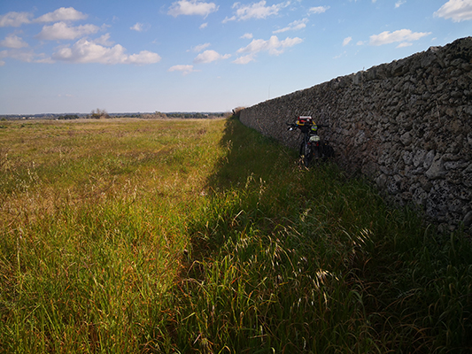 Il muro a secco e la bicicletta