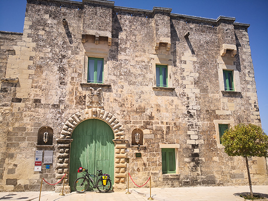 Palazzo Venturi con bicicletta