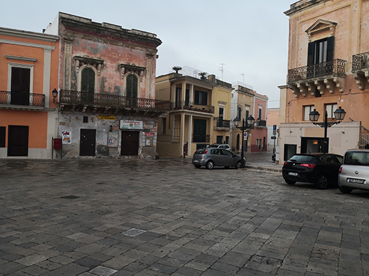 Piazza con automobili