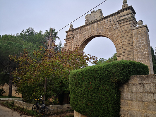 Porta monumentale e bicicletta