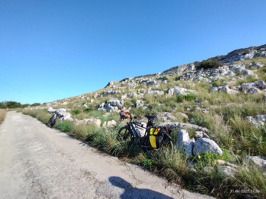 Strada in salita verso il promontorio di Leuca