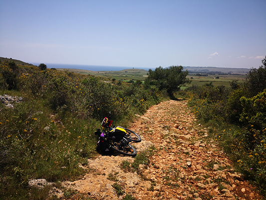 Sentiero di sassi in bicicletta