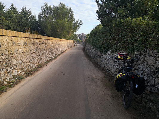 Strada secondaria tra muretti in pietra