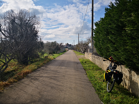 Strada secondaria e bicicletta verso Neviano