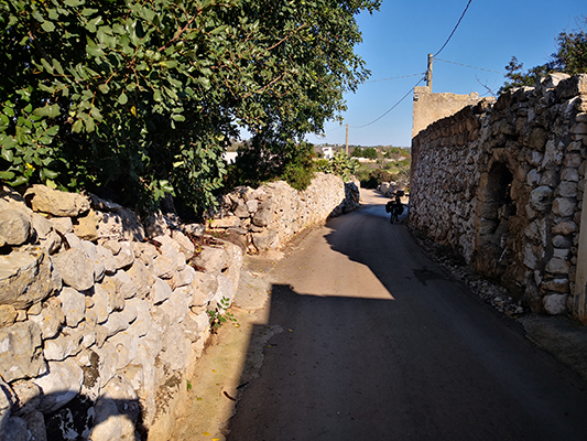 Stradina in salita al promontorio di Leuca