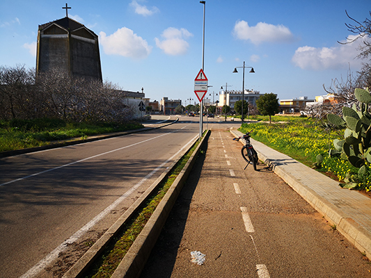 Ciclabile con bicicletta e chiesa