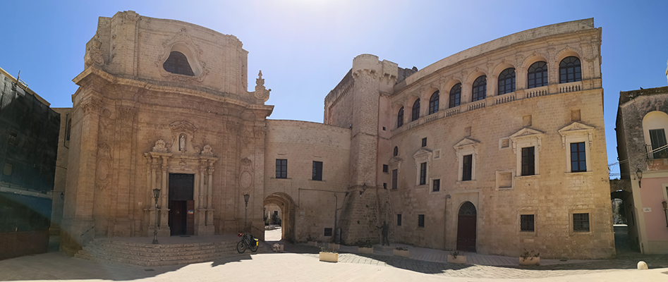 Il palazzo la chiesa e la bicicletta