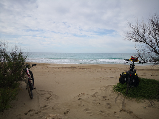 L'attraversamento della spiaggia del percorso