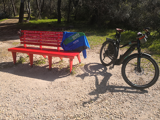 La panchina rossa e la bicicletta