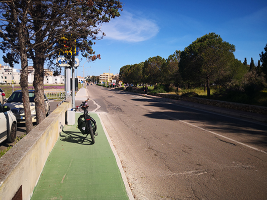 Il marciapiede di servizio color verde e la bicicletta