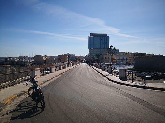 Il corso di Gallipoli il grattacielo e la bicicletta