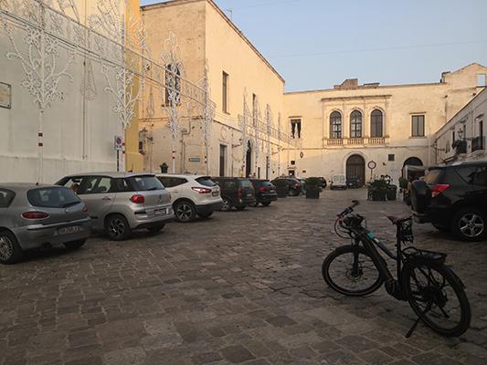 Piazza San Giorgio con palazzo marchesale sullo sfondo a Matino