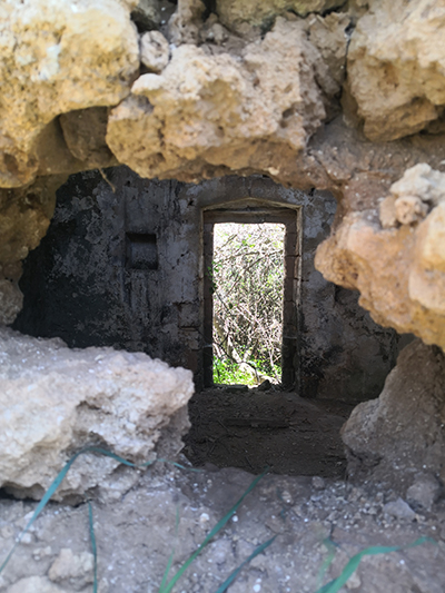 Dettaglio del castello ciclopico rupestre a Melendugno