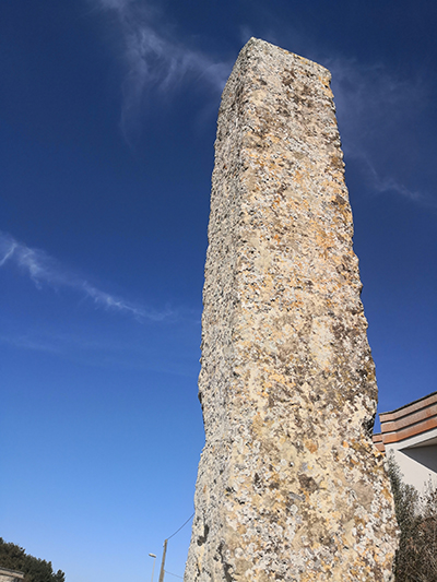 Il menhir dai tanti simboli misteriosi incisi a Galugnano