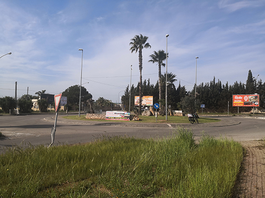 L'incrocio insidioso da attraversare in ingresso ad Alezio