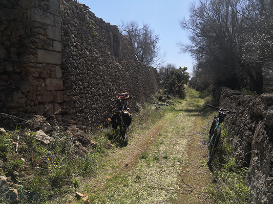 Le mura del castello ciclopico rupestre di Melendugno