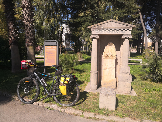 Il benvenuto di Calimera inciso sulla stele greca